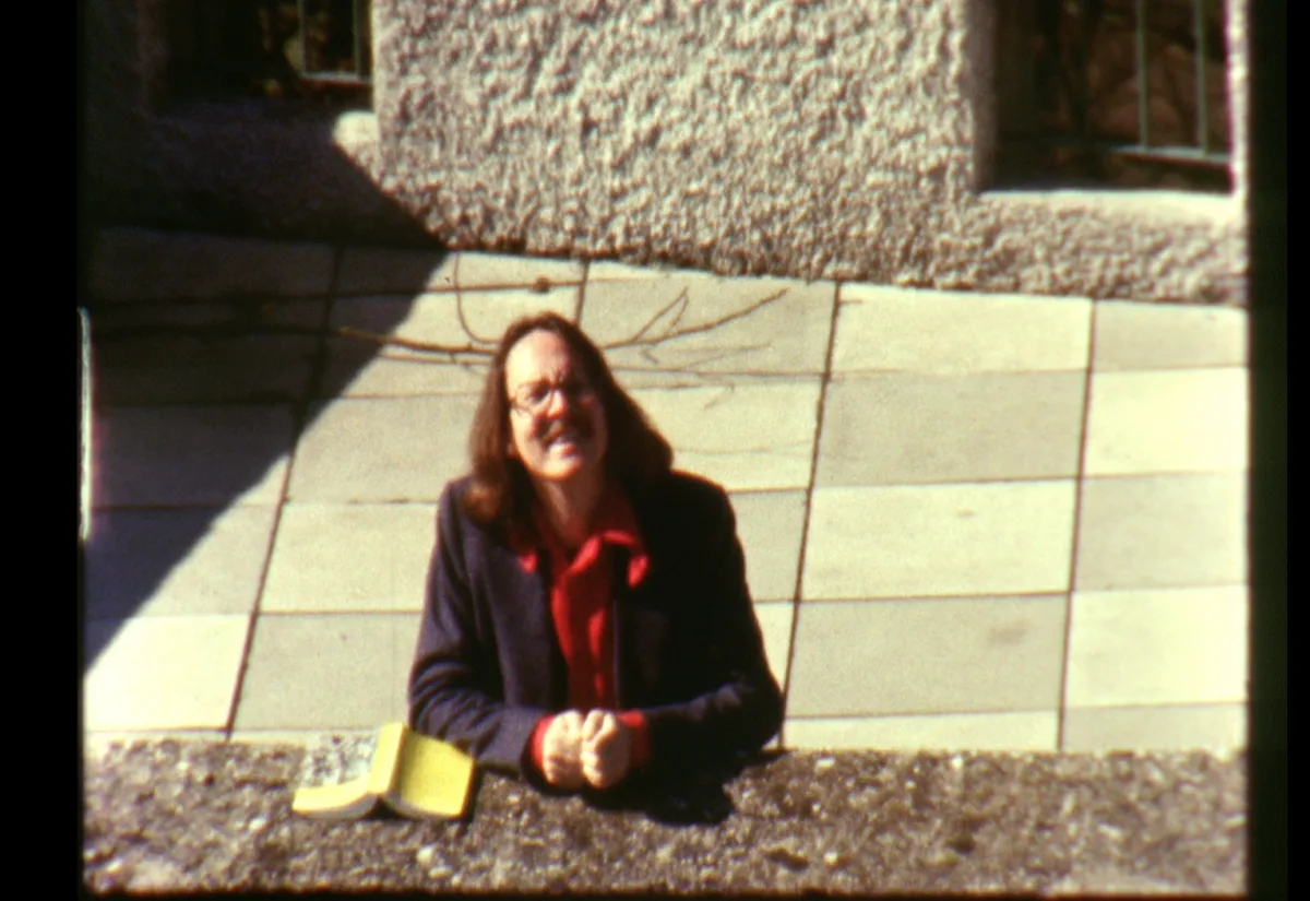 Peter Handke auf seiner Terrasse, Mönchsberg 17. Super-8-Filmkader von Virgil Widrich