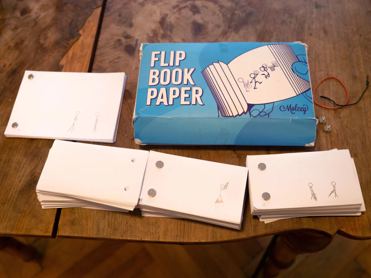At the beginning of December 2020, Virgil Widrich photographs the 206 images of Oskar’s flip book and assembles them in