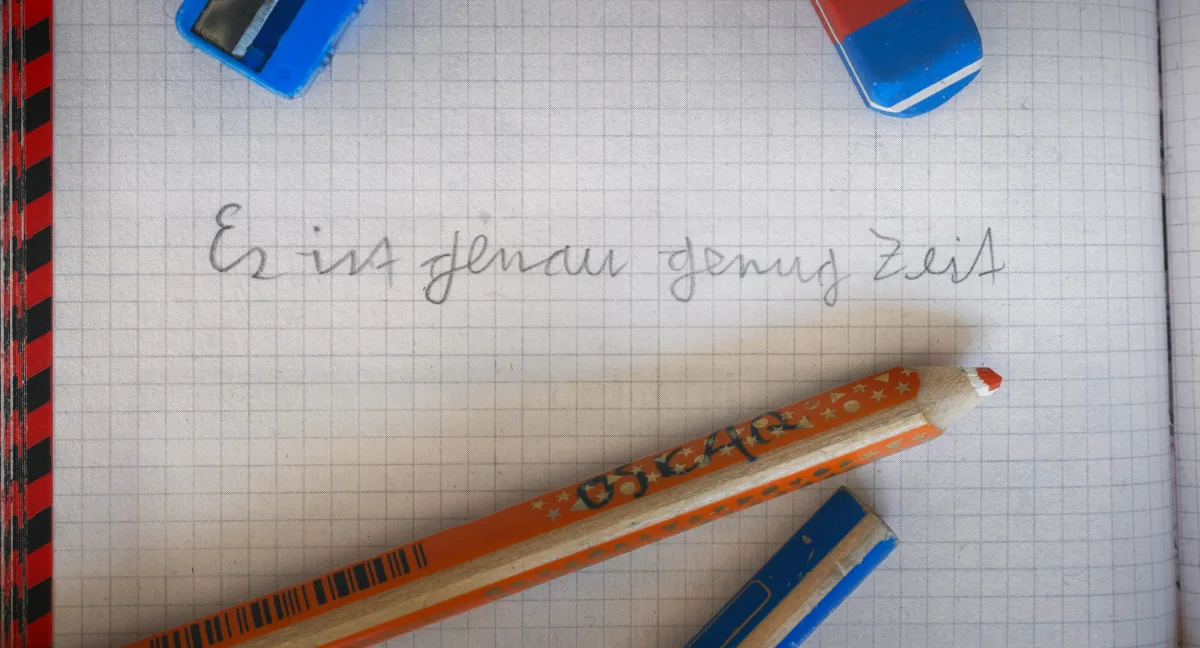 Titelbild „Es ist genau genug Zeit“ in der Handschrift von Oskar Salomonowitz, 2018/2021