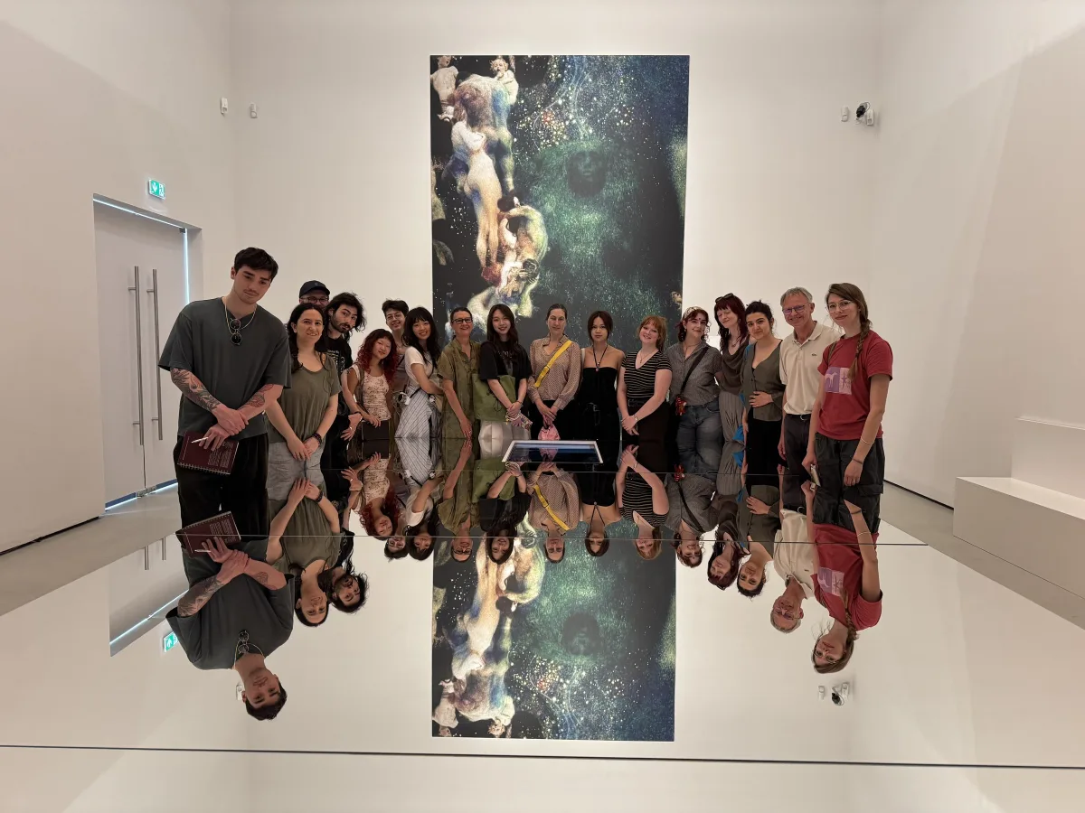 Führung der SAIC-Studierendengruppe unter Leitung von Mechtild Widrich durch die Ausstellung „Klimt. Pigment & Pixel“, Wien, 20. Juni 2025.
