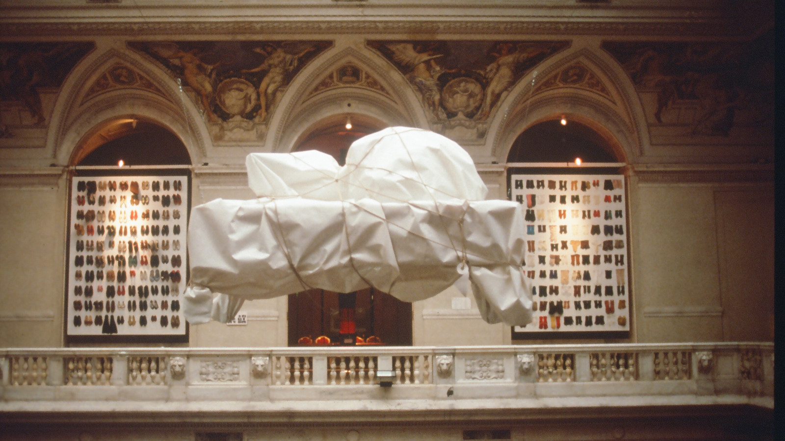 Peter Greenaway: “100 Objects to represent the World”, 1992. Photo: Manu Luksch