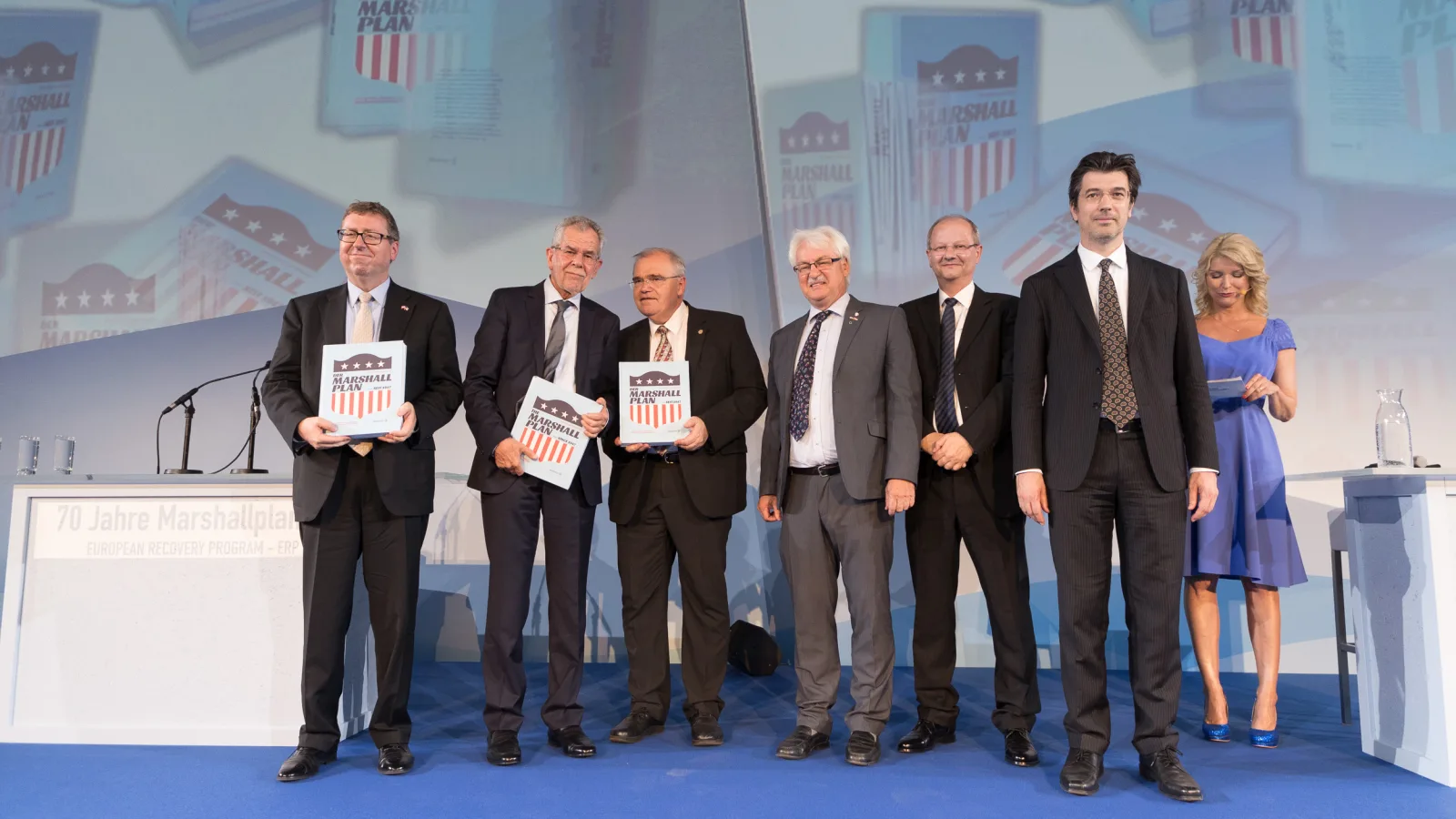 “70 Years of the Marshall Plan” on 21.6.2017: Eugene S. Young (Chargé d’Affaires a.i. of the US Embassy in Vienna), Austrian President Alexander Van der Bellen, Vice-Chancellor Wolfgang Brandstetter, Günter Bischof, Hans Petschar (authors), Virgil Widrich (artistic direction), Elisabeth Vogel (moderator). Photo: Daniel Hinterramskogler