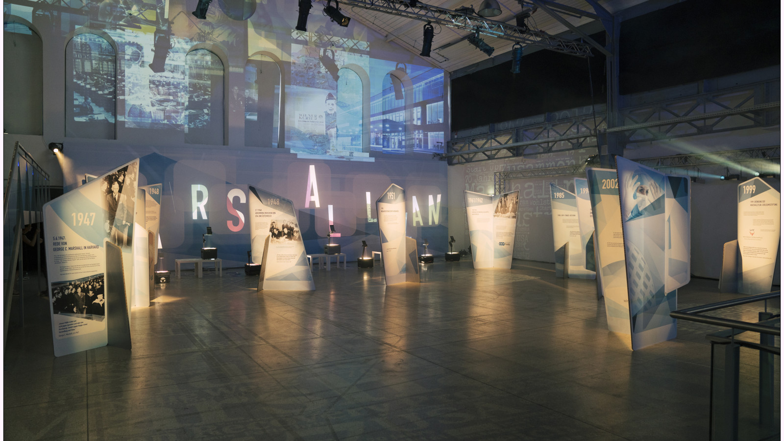 „70 Jahre Marshallplan“ am 21.6.2017: Projektionen in der Ausstellung. Foto: Lukas Beck.