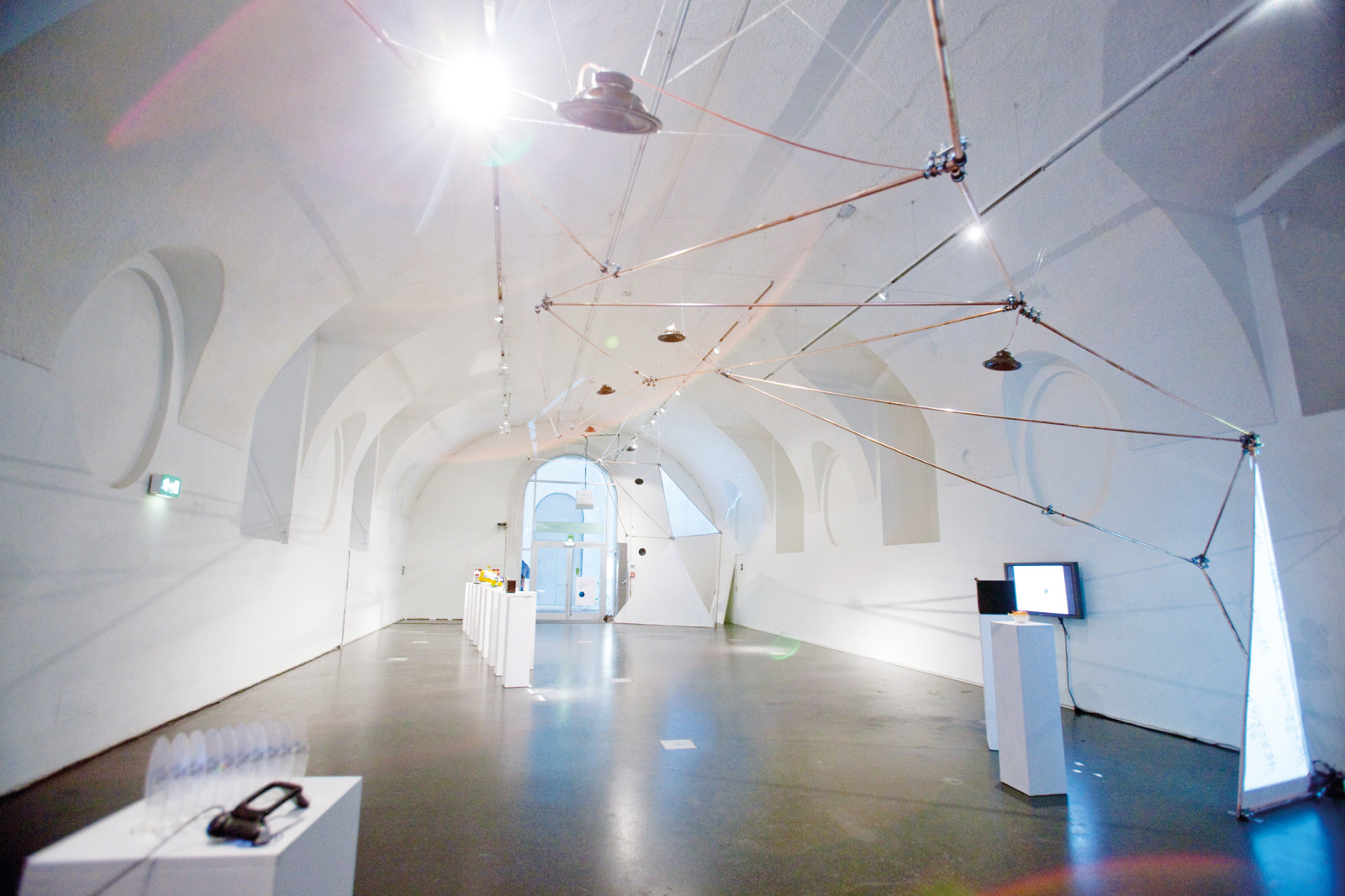 Ausstellung „Alias in Wonderland“, Arbeiten von Studierenden der Abteilung „Digitale Kunst“, Foto: Sue Sellinger, www.suesellinger.com