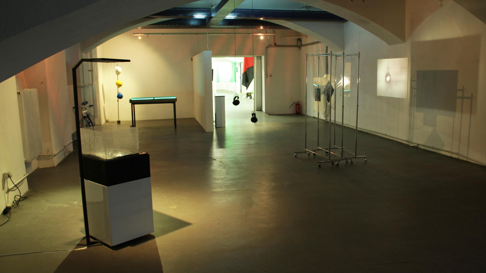 “Circuit Training”, foreground left: “Zero Sum Medium” by Rafael Lippuner, 2017, photo: Virgil Widrich