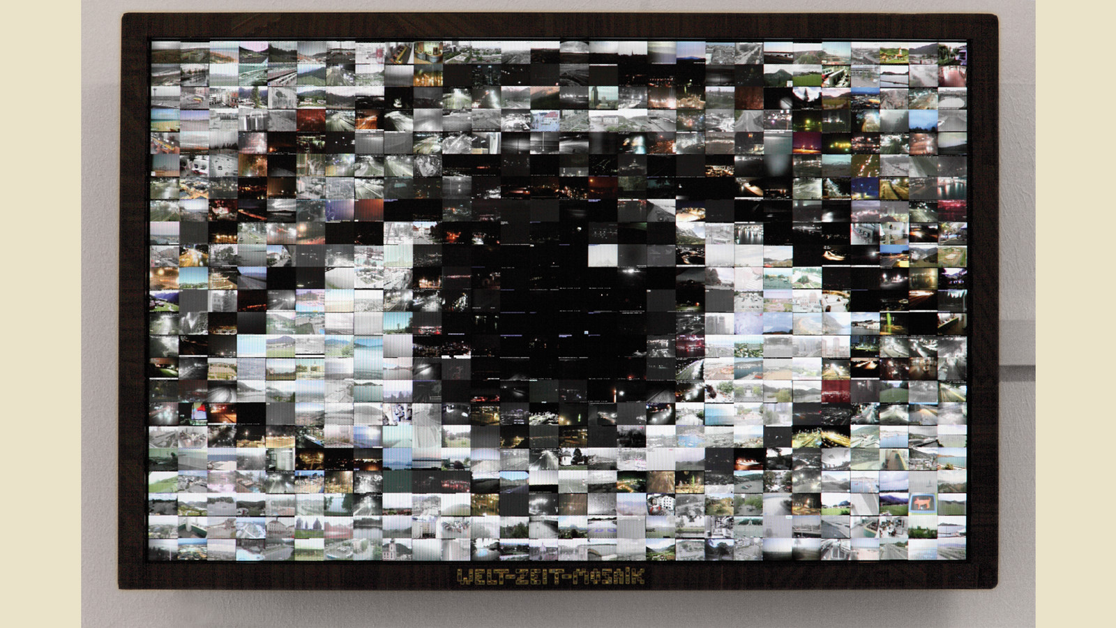 „Digital Traces“, Julia Staudach: „Welt-Zeit-Mosaik“, Digitale Bildinstallation, 2009. Foto: Sue Sellinger