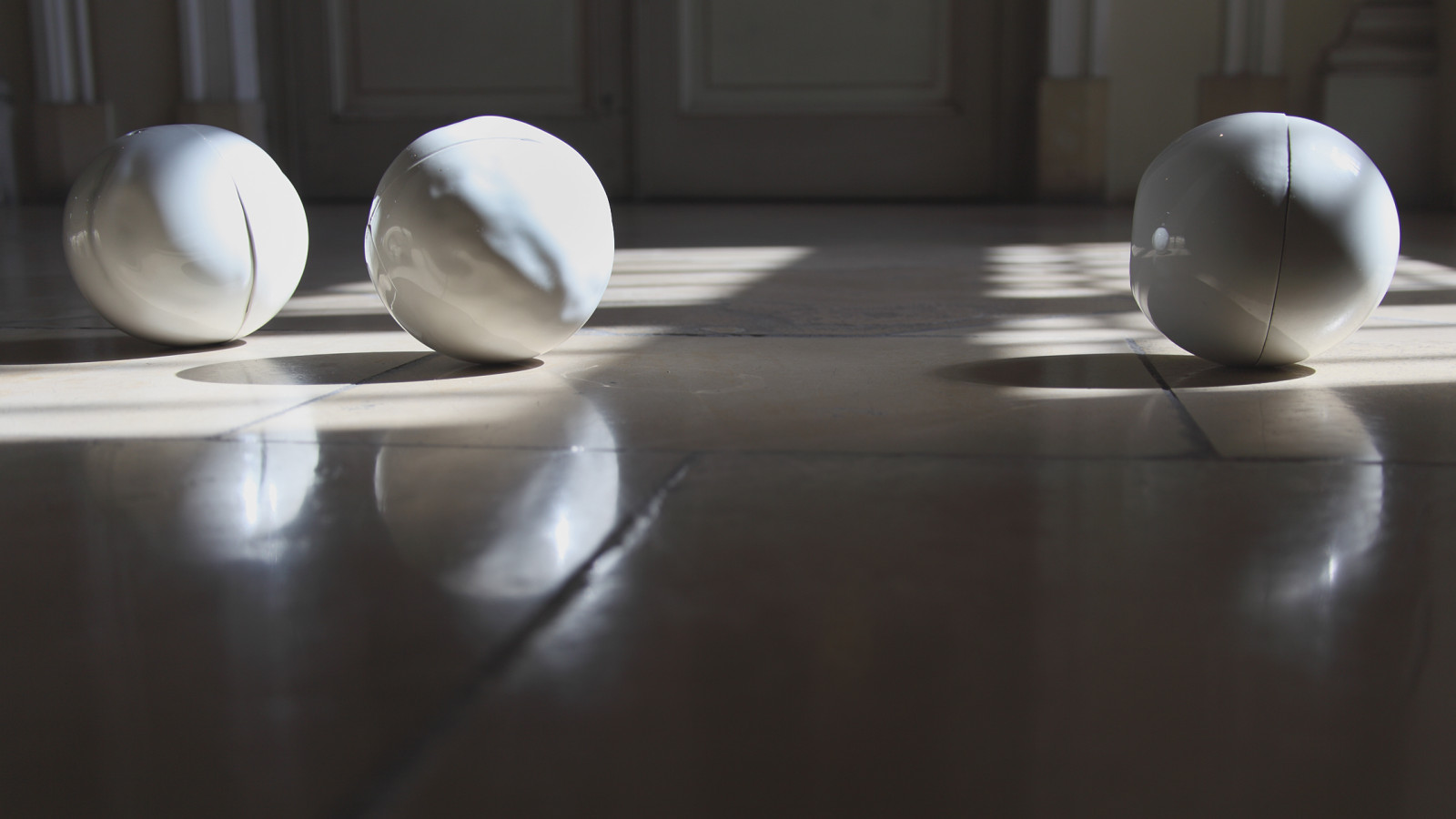 „Digital Traces“, Korinna Lindinger: „unrund“, Installation, selbstbewegte Porzellanobjekte, 2009. Foto: Sue Sellinger