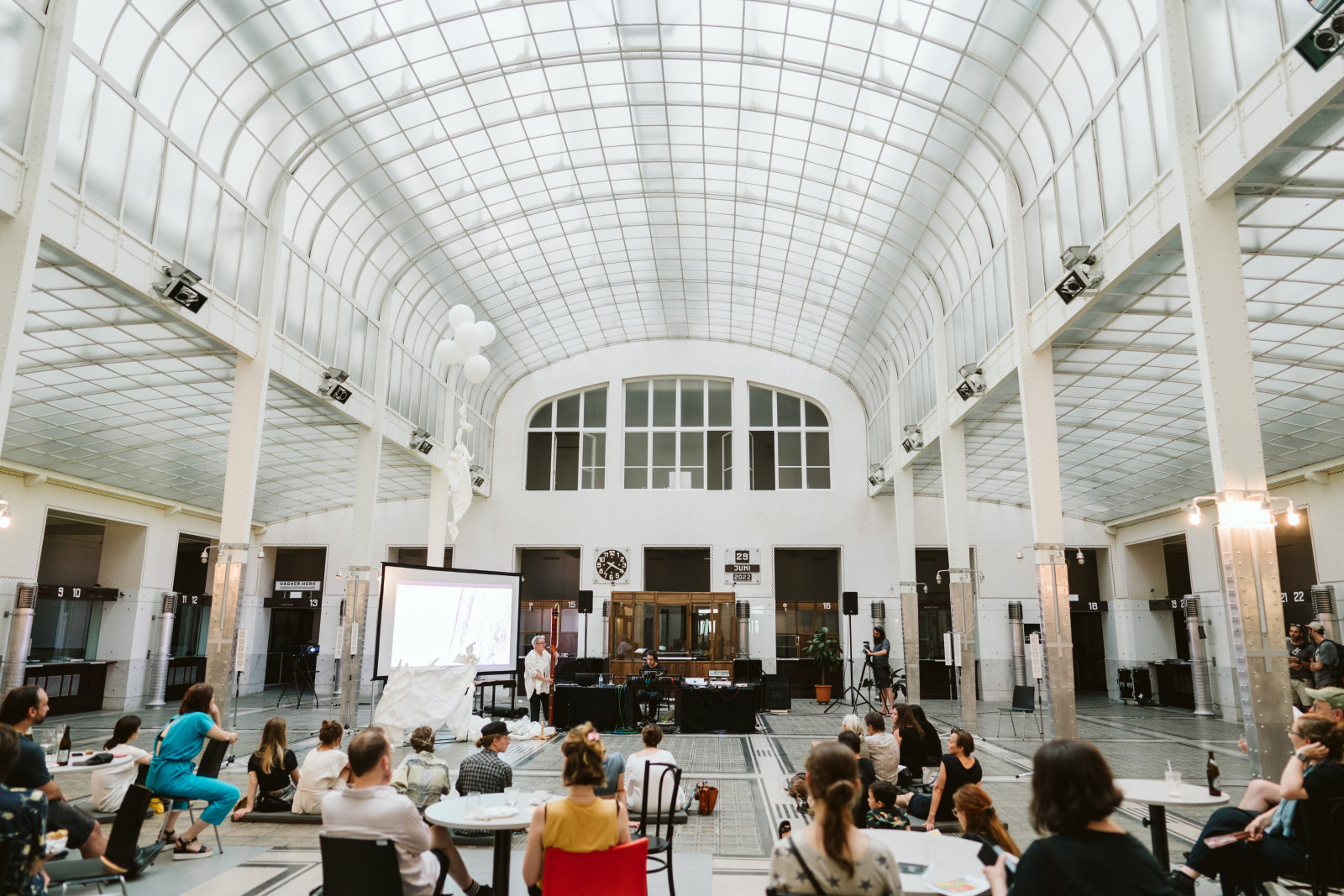Kassenhalle, ehemalige Postsparkasse, Universität für angewandte Kunst Wien. Foto: Lea Dörl, CC BY-SA 4.0