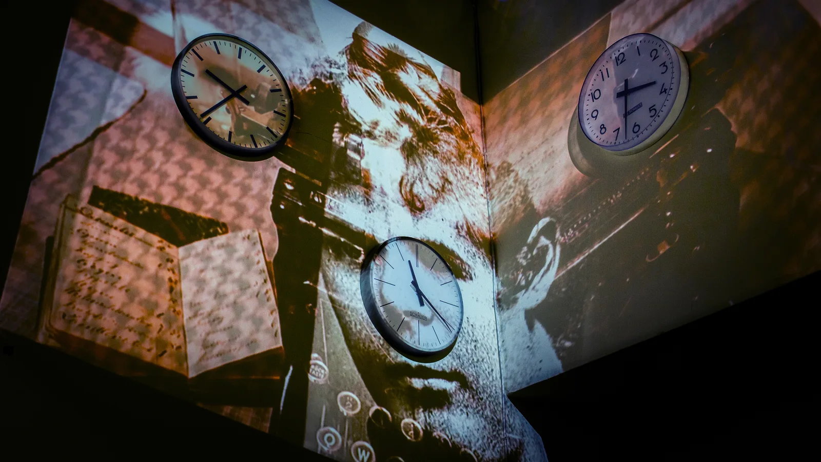 “Voyage Around My Room”, video installation, 2018, Virgil Widrich